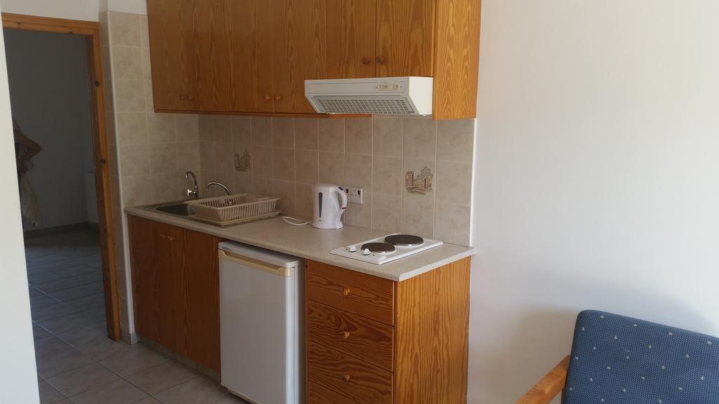 Pissouriana Hotel Apartments Bagian luar foto