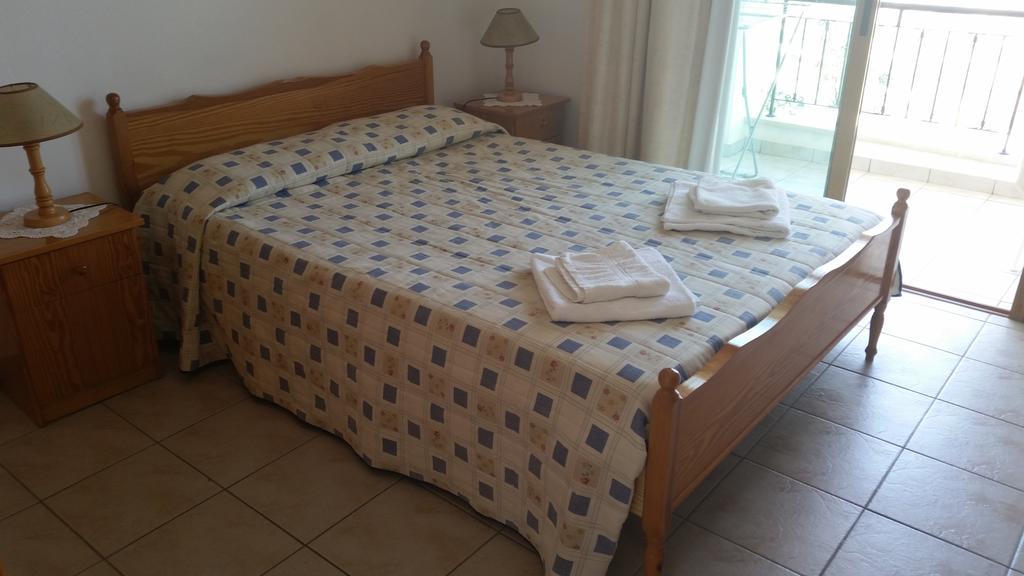 Pissouriana Hotel Apartments Bagian luar foto