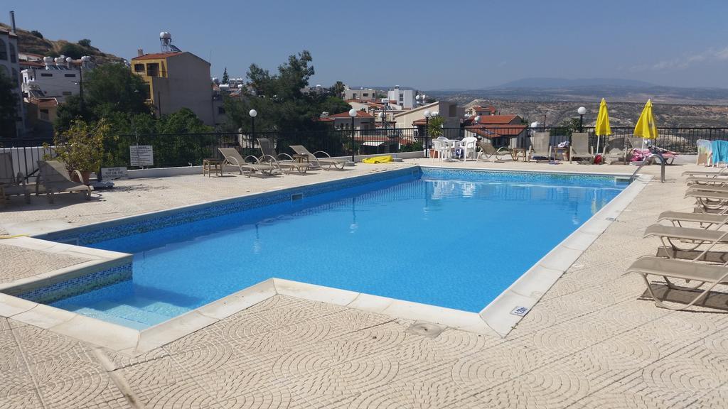 Pissouriana Hotel Apartments Bagian luar foto